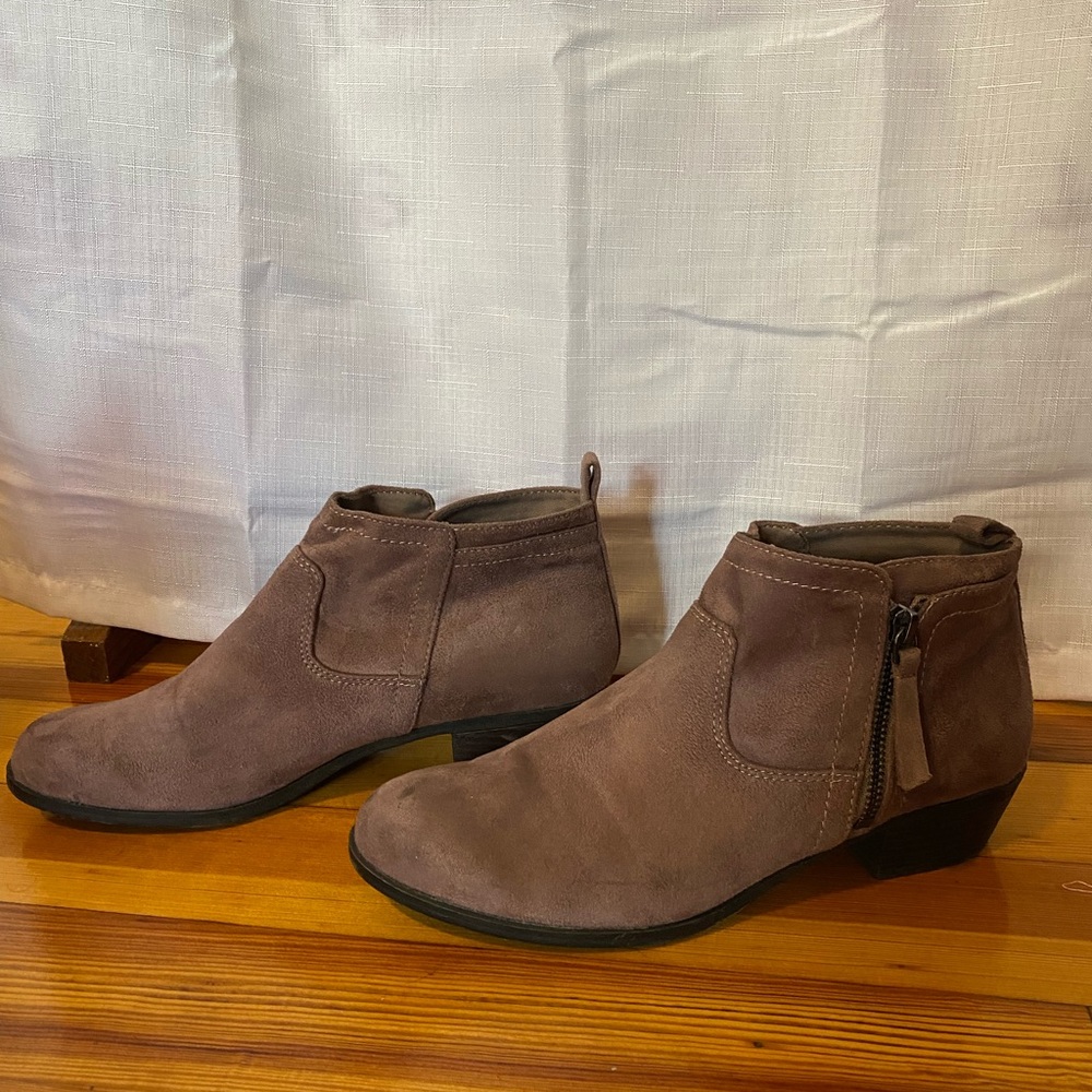 Arizona size 9.5 suede ankle boots
